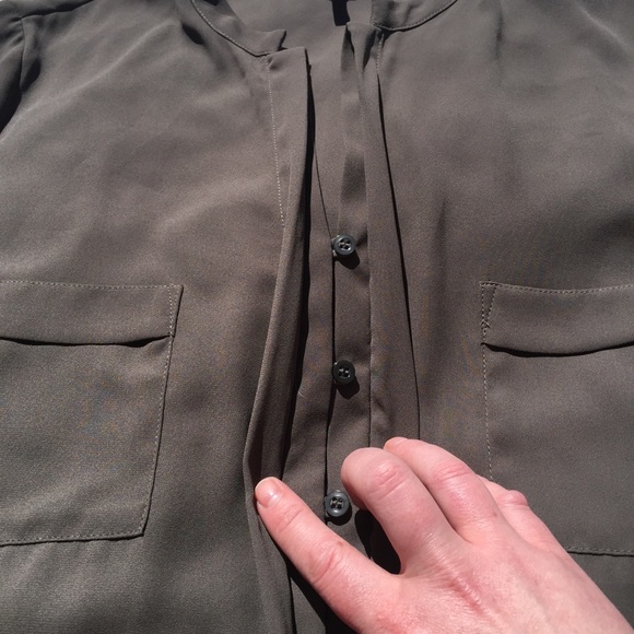 RO & DE | olive button-front top with pockets - Picture 5 of 8